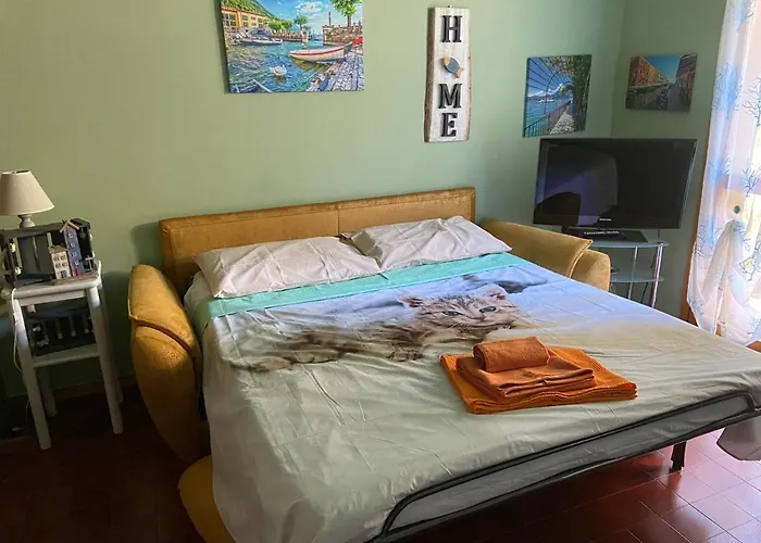 Vista Lago: Lakeside Garden Retreat With Borromean Islands View *